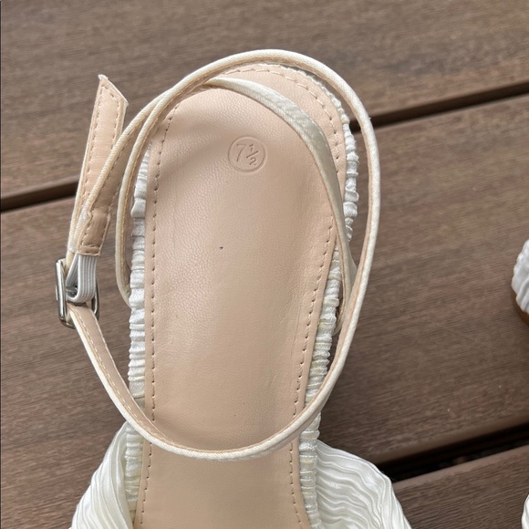 Ruffled Twist Top Fabric Covered White Women's Heeled Sandals - Size 7.5 - Picture 3 of 13